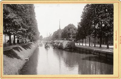 122455 Gezicht op de Stadsbuitengracht te Utrecht uit het zuiden; rechts enkele huizen aan de Rijnkade.